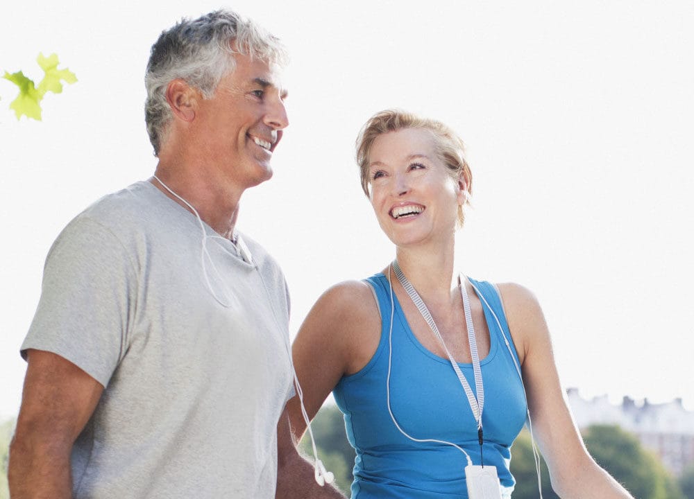 sportarts en fysiotherapeut helpen je bij het verbeteren van je fitheid en conditie na ziekte door covid-19