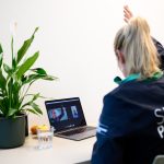 De fysiotherapeut helpt je met advies via video om van je blessure of klacht af te komen.