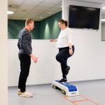 Fysiotherapeut begeleidt patiënt tijdens oefentherapie