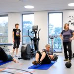 Fysiotherapeut begeleidt patiënt tijdens oefentherapie